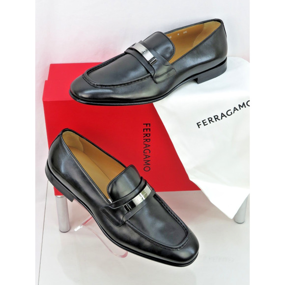NIB FERRAGAMO DUMAS BLACK LEATHER METAL ENRAVED LOGO LOAFERS 11.5 EE main image 4